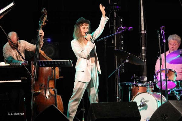 Camille Bertault en performance vocale