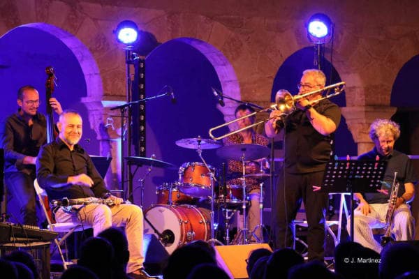 Florin Gugulica Sextet - Architecture historique